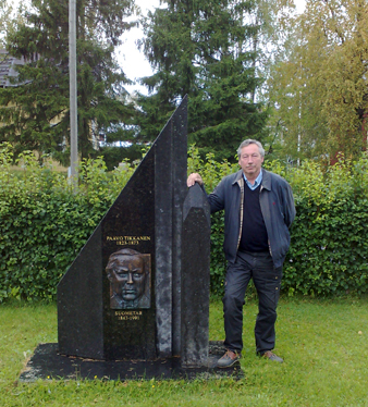 [Paavo Tikkasen muistomerkki Kiuruvedell]